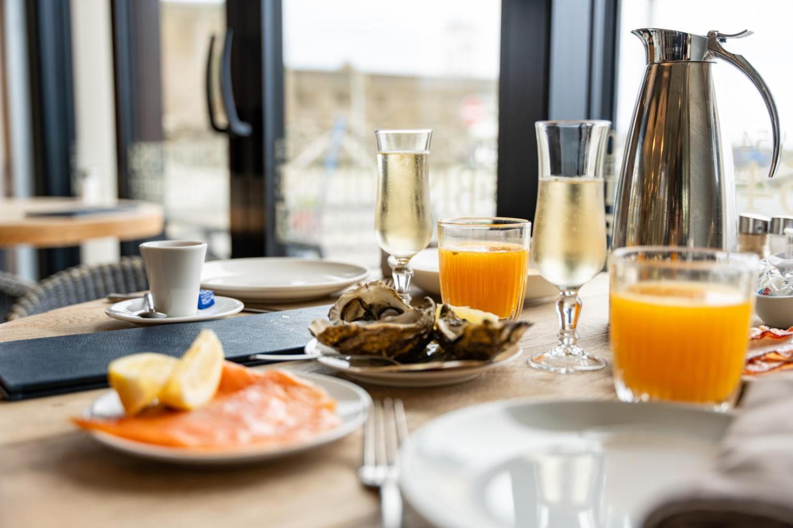 Hostellerie De La Pointe Saint-Mathieu - Spa & Restaurant プルゴンヴラン エクステリア 写真