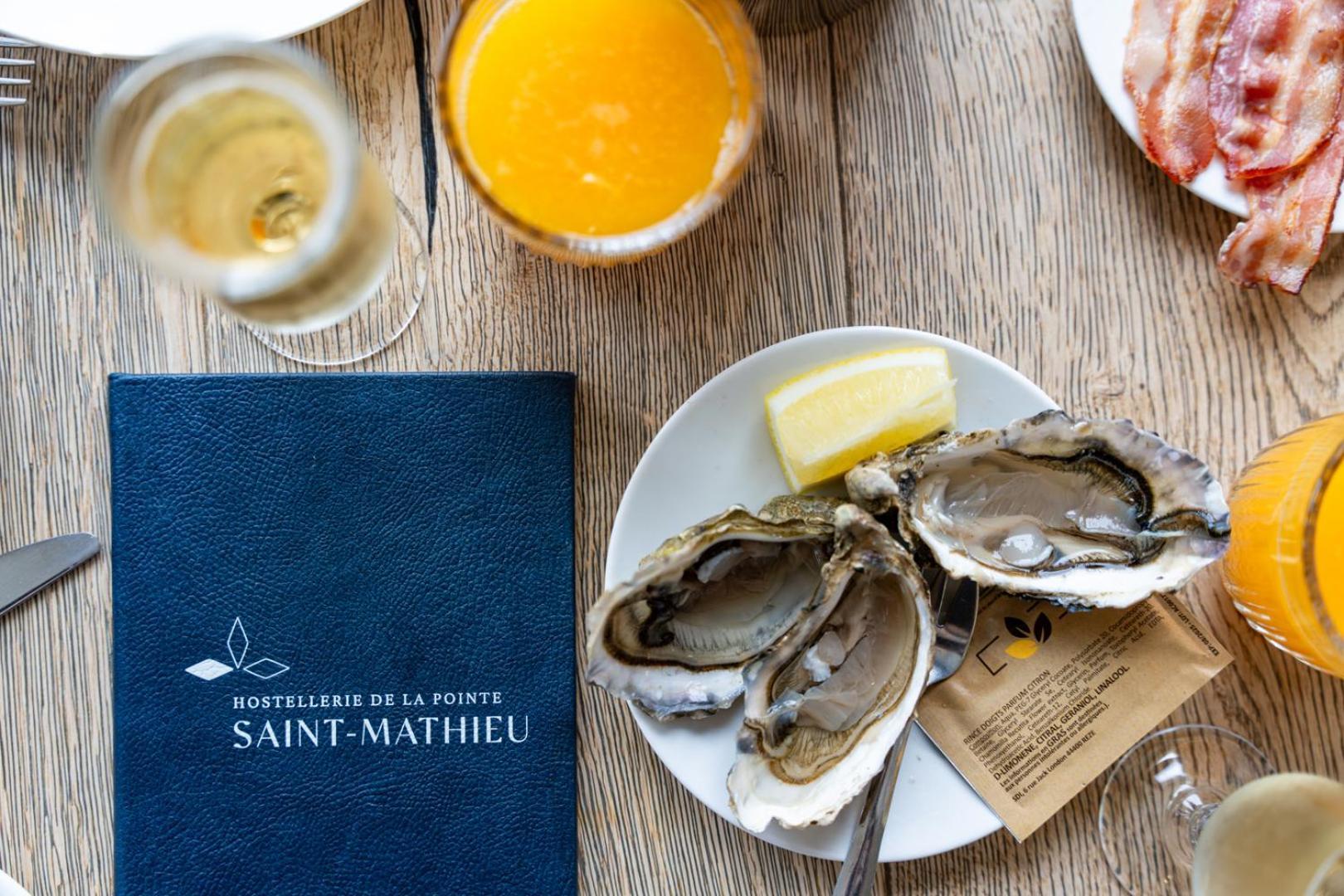 Hostellerie De La Pointe Saint-Mathieu - Spa & Restaurant プルゴンヴラン エクステリア 写真